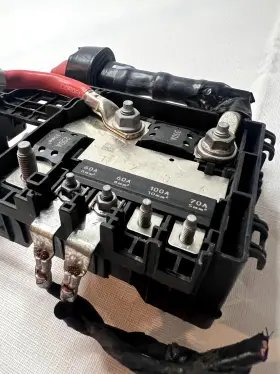 525230582 CADILLAC Engine Battery Junction Fuse Box Cts #3