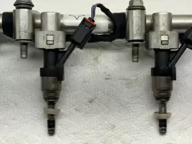 12683521 GM Right Front Fuel Rail Injectors Gmc Yukon #3
