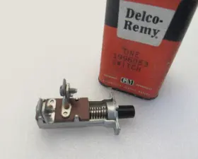 1935853 GM DELCO REMY OLDS PONTIAC CADILLAC CHEVY Nos Volt