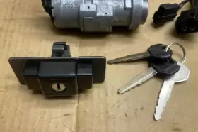 316831 MITSUBISHI Ignition Swich Lock Keys Montero #3