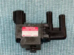 25860-50060 TOYOTA Vacuum Switching Valve LS400 SC400 SC300